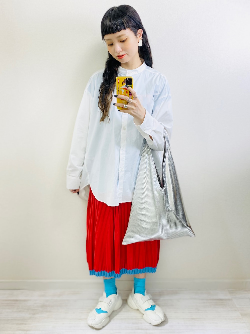 「ごきげんウィーク、春夏コーデ、休日スタイル、シャツスタイル、カラー×コーデ、モード、ストリート、ビッグシルエット、プチプラ、低身長、カラーソックス、スニーカーコーデ、白スニーカー、NIKE、アクアリフト」｜「UN3D.のバックギャザーシャツ（シャツ/ブラウス、ホワイト系）」を使った、moratoriamu.さん（レディース・155cm）の春コーディネートの1枚目の写真