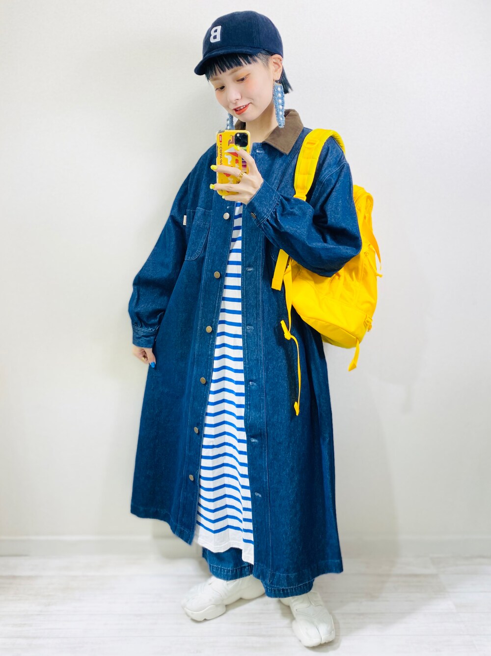 「秋冬コーデ、休日スタイル、シンプルコーデ、ストリート、ビッグシルエット、コーデュロイ、しまむら、プチプラ、低身長、キャップ、スニーカー、白スニーカー、厚底シューズ、NIKE、リュック」｜「BEAMS HEARTのBEAMS HEART / コーデュロイ ショートバイザー キャップ（キャップ、ブルー系）」を使った、moratoriamu.さん（レディース・155cm）の秋コーディネートの1枚目の写真