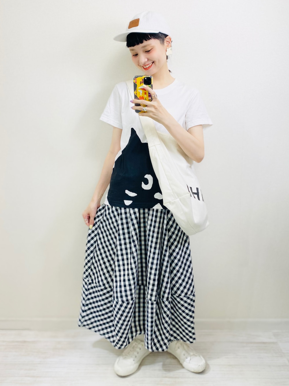 「このスタイルがお気に入り、夏コーデ、夏だ！Tシャツ着よう！、休日スタイル、お出かけコーデ、シンプルコーデ、モノトーン、しまむら、プチプラ、キャップ、白Tシャツ、リネン、ショルダーバッグ、スニーカー、白スニーカー」｜「yieldの【yield select】GLORY Cap BATT-0062（キャップ、ホワイト系）」を使った、moratoriamu.さん（レディース・155cm）の夏コーディネートの1枚目の写真
