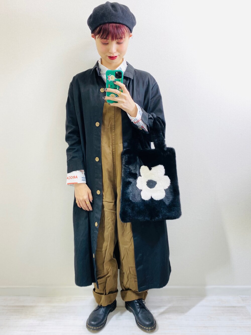 「秋コーデ、休日スタイル、ストリート、ビッグシルエット、ゆるコーデ、ブラウン、ZARA、Dr.Martens、プチプラ、低身長、ベレー帽、オーバーオール、サロペット、トートバッグ、革靴」｜「niko and...のオリジナルAWカラーベレー（ハンチング/ベレー帽、ブラック系）」を使った、moratoriamu.さん（レディース・155cm）の秋コーディネートの1枚目の写真