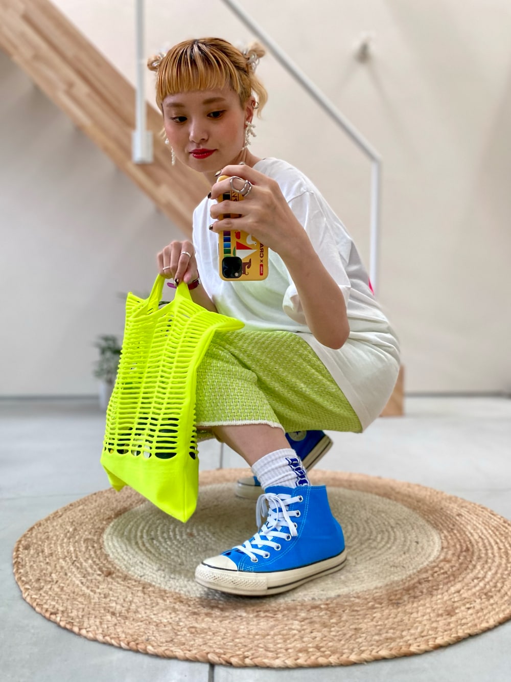 「さらっと晴れやかスナップ、テーマパークコーデ、夏コーデ、フェススタイル、アメカジ、休日スタイル、お出かけコーデ、夏だ！Tシャツ着よう！、白Tシャツ、スカート、サマーニット、スニーカー、コンバース、ハンドバッグ、ネオンカラー」｜「ISSEY MIYAKEのアイテム（バッグ、イエロー系）」を使った、moratoriamu.さん（レディース・155cm）の夏コーディネートの1枚目の写真