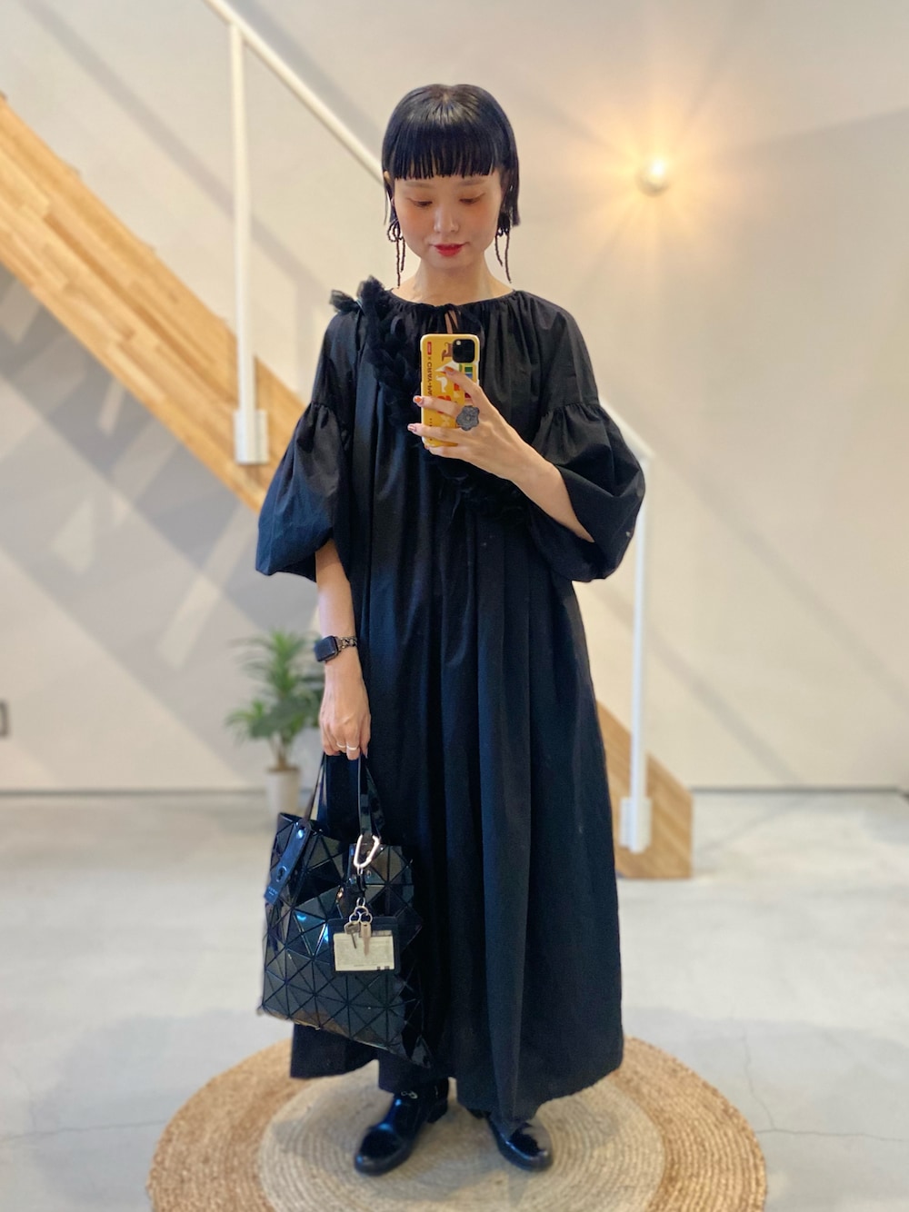 「大人カジュアル、モード、お出かけコーデ、プチプラ、ブラック、ビッグシルエット、ワンピース、ローファー、ハンドバッグ」｜「antiquaの前後2wayボリュームスリーブワンピース（ワンピース、ブラック系）」を使った、moratoriamu.さん（レディース・155cm）の冬コーディネートの1枚目の写真
