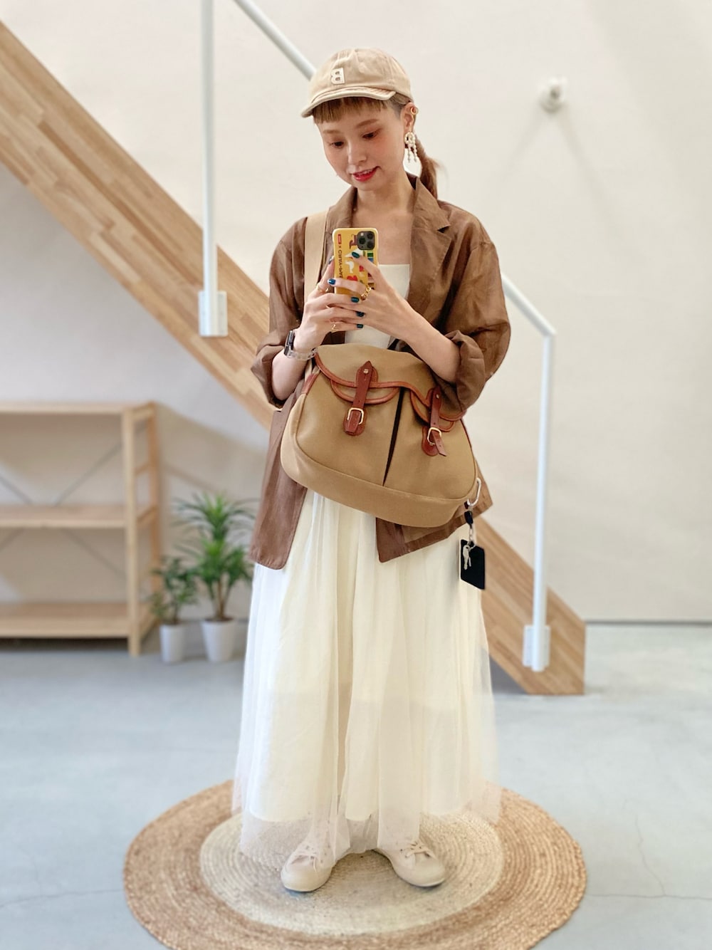 「大人カジュアル、シンプルコーデ、休日スタイル、お出かけコーデ、淡色コーデ、ブラウン、ビッグシルエット、キャップ、シースルー、ジャケット、キャミワンピ、ワンピース、白スニーカー、スニーカー、ショルダーバッグ」｜「BEAMS HEARTのアイテム（キャップ、ベージュ系）」を使った、moratoriamu.さん（レディース・155cm）の秋コーディネートの1枚目の写真