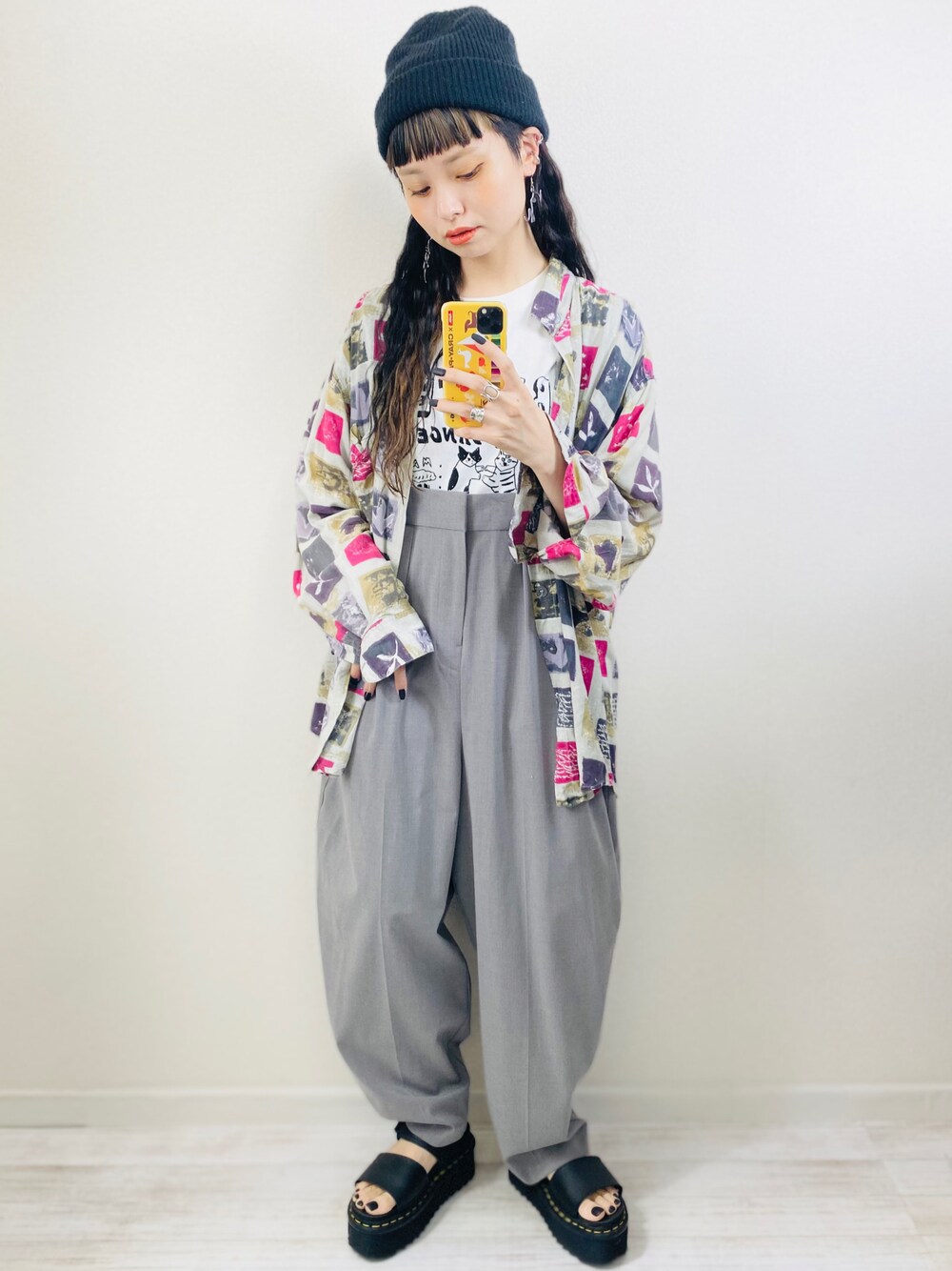 「ごきげんウィーク、春夏コーデ、休日スタイル、カラー×コーデ、古着MIX、ストリート、ビッグシルエット、シャツスタイル、プチプラ、低身長、白Tシャツ、サロペット、Dr.Martens、厚底シューズ、厚底サンダル」｜「niko and...のオリジナルカラーニットワッチ（ニットキャップ/ビーニー、ブラック系）」を使った、moratoriamu.さん（レディース・155cm）の春コーディネートの1枚目の写真