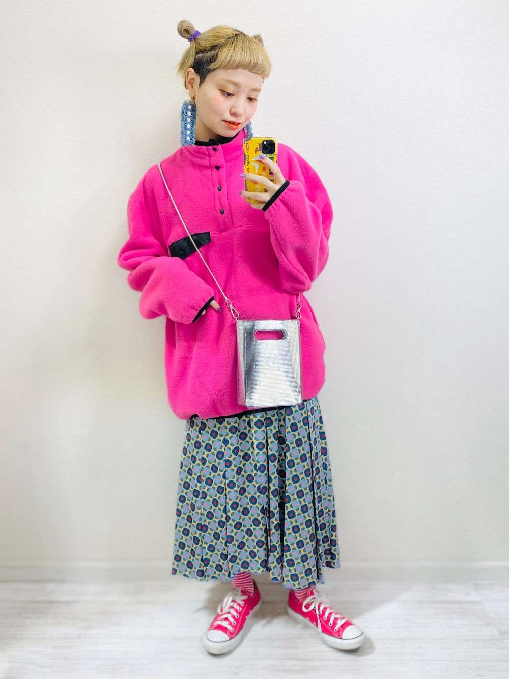 ピンク系のブルゾン、その他のショルダーバッグ、ブルー系のピアス（両耳用）を着用したレディースの冬コーディネートの1枚目の写真