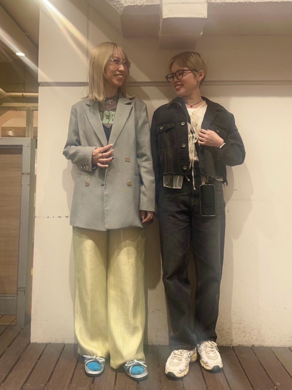 ブラック系のデニムパンツ、ホワイト系のTシャツ/カットソー、ホワイト系のノーカラージャケットを着用したレディースの春コーディネートの1枚目の写真