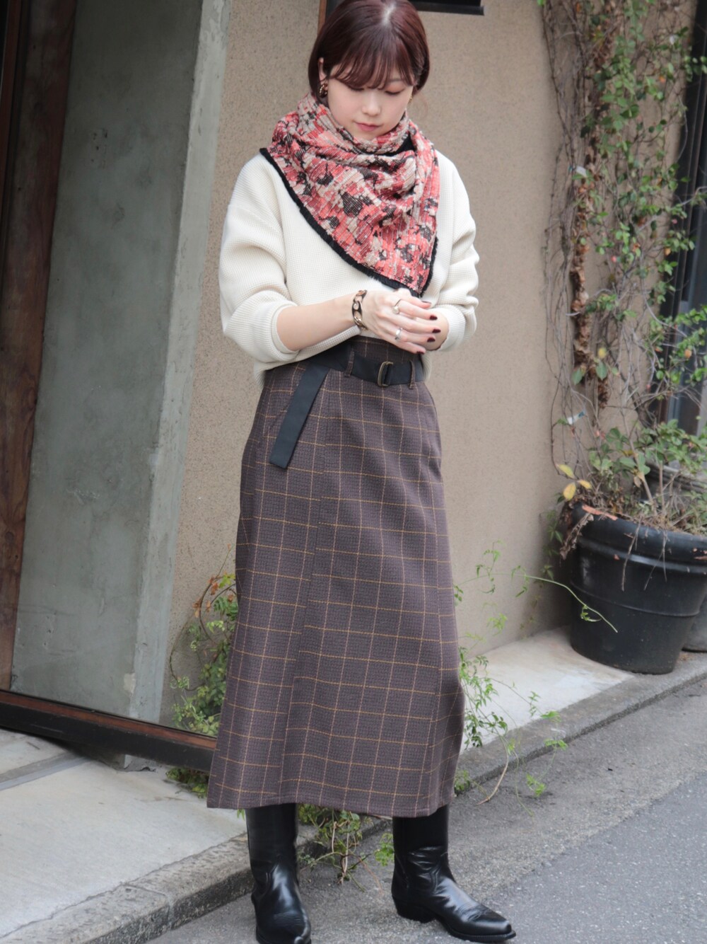 「スカート、ブーツ、ストール、大人コーデ、おでかけ、ootd、オトナカジュアル、秋服、冬コーデ」｜「NOMBRE IMPAIRのストレッチポリエステル　Ｖネックニット（ニット/セーター、ホワイト系）」を使った、haga.さん（レディース・165cm）の秋コーディネートの1枚目の写真