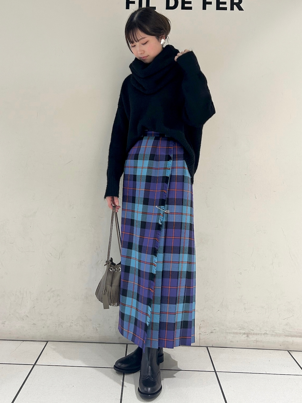 「オトナカジュアル、着回しコーデ、お出かけコーデ、休日スタイル、冬ファッション、冬、スカートスタイル、大人女子、ロングスカート、チェック、ミニバッグ、ブラック、ニット、ブーツ」｜「rapiecageのアイテム（イヤリング、シルバー系）」を使った、haga.さん（レディース・165cm）の秋コーディネートの1枚目の写真