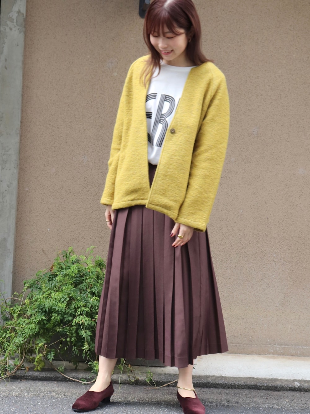 「コート、スカート、イエロー、大人カジュアル、大人コーデ、プリーツスカート、おでかけ、ootd、秋コーデ、オトナ女子、だから秋服が好き、秋のコーデ、カジュアルコーデ」｜「NOMBRE IMPAIRのERAプリント　ロンTEE（Tシャツ/カットソー、ホワイト系）」を使った、haga.さん（レディース・165cm）の秋コーディネートの1枚目の写真