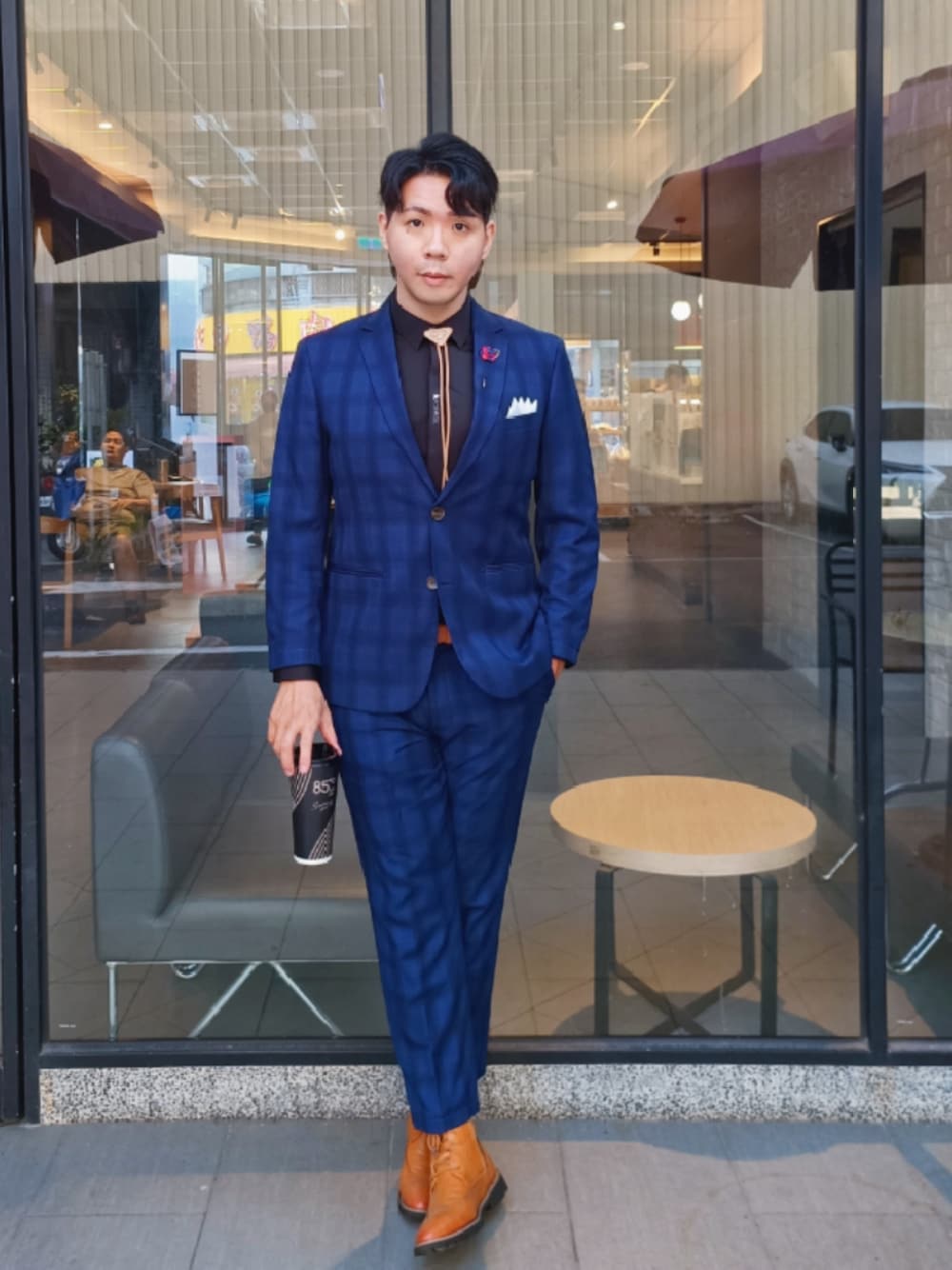 「PRADAのアイテム（ネックレス、ブラウン系）」を使った、波斯巴達さん（メンズ・174cm）の春コーディネートの1枚目の写真