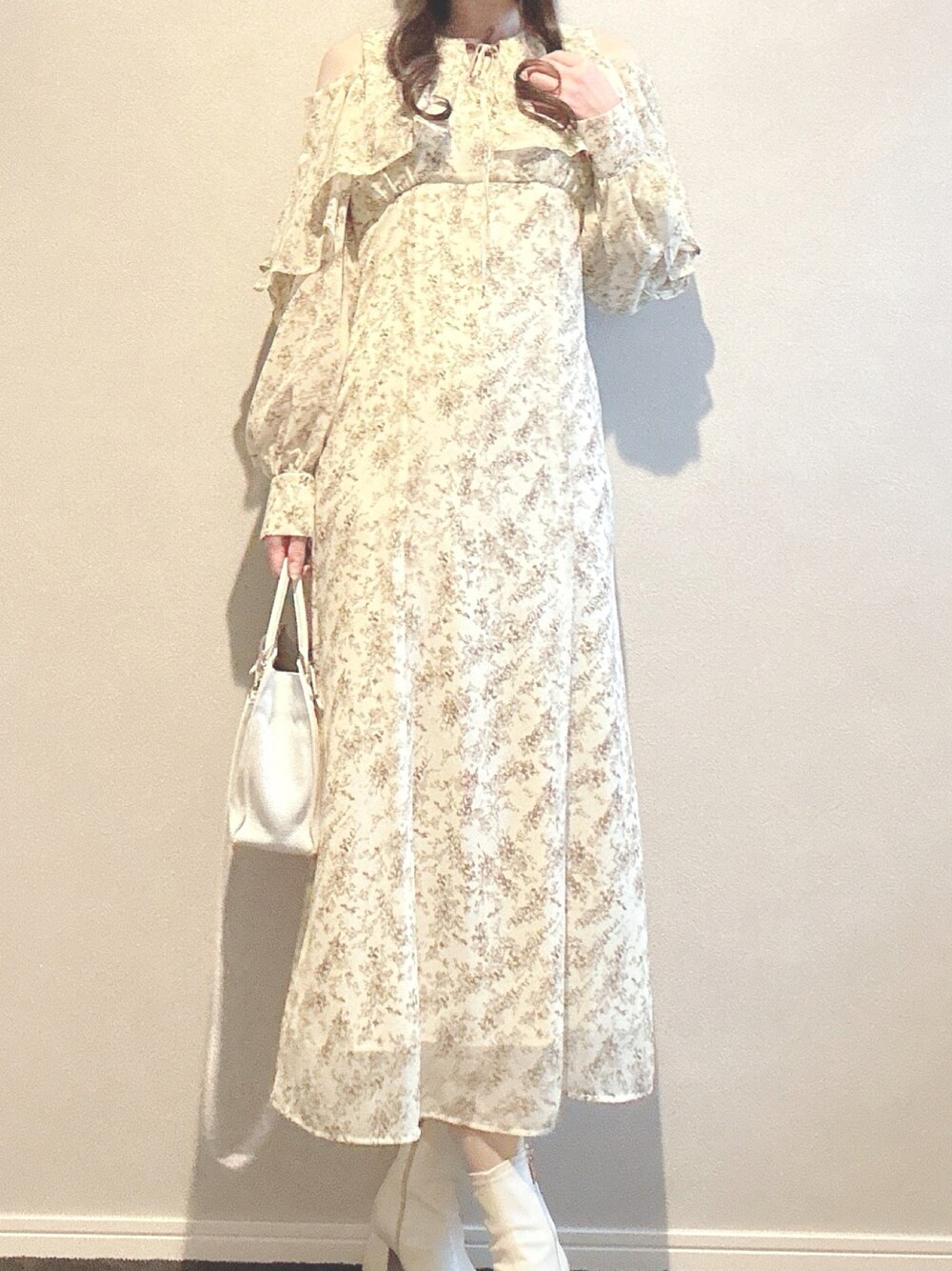 「マーキュリーデュオ(MERCURYDUO)、きれいめカジュアル、高身長コーデ、フェミニンコーデ、フェミニン、冬を彩る色いろコーデ」｜「MERCURYDUOのフラワープリントケープワンピース（ワンピース、イエロー系）」を使った、miuさん（レディース・166cm）の冬コーディネートの1枚目の写真
