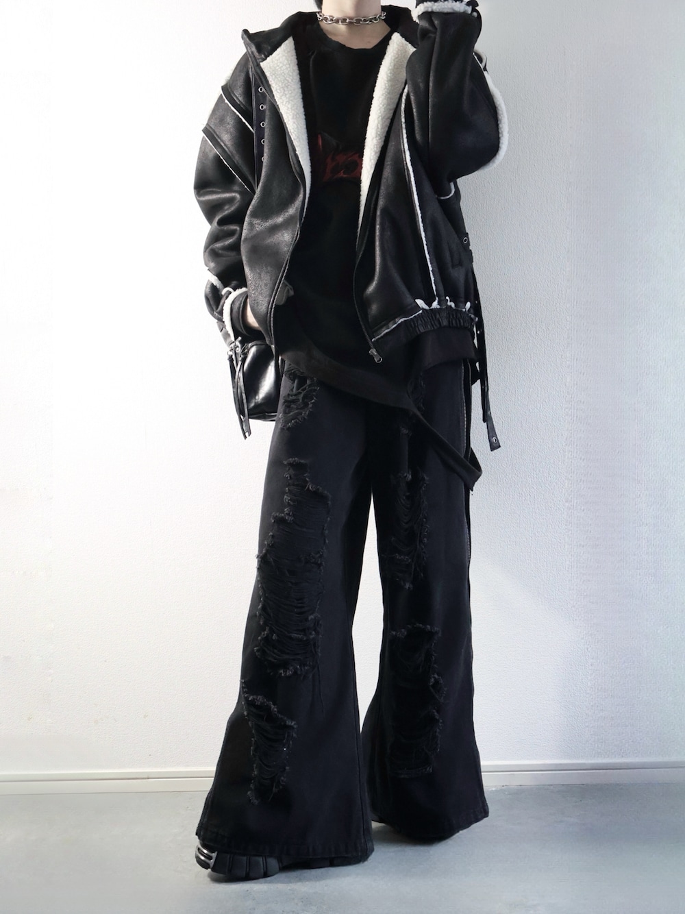 ブラック系のデニムパンツ、ブラック系のTシャツ/カットソー、ブラック系のムートンコートを着用したメンズの秋コーディネートの1枚目の写真