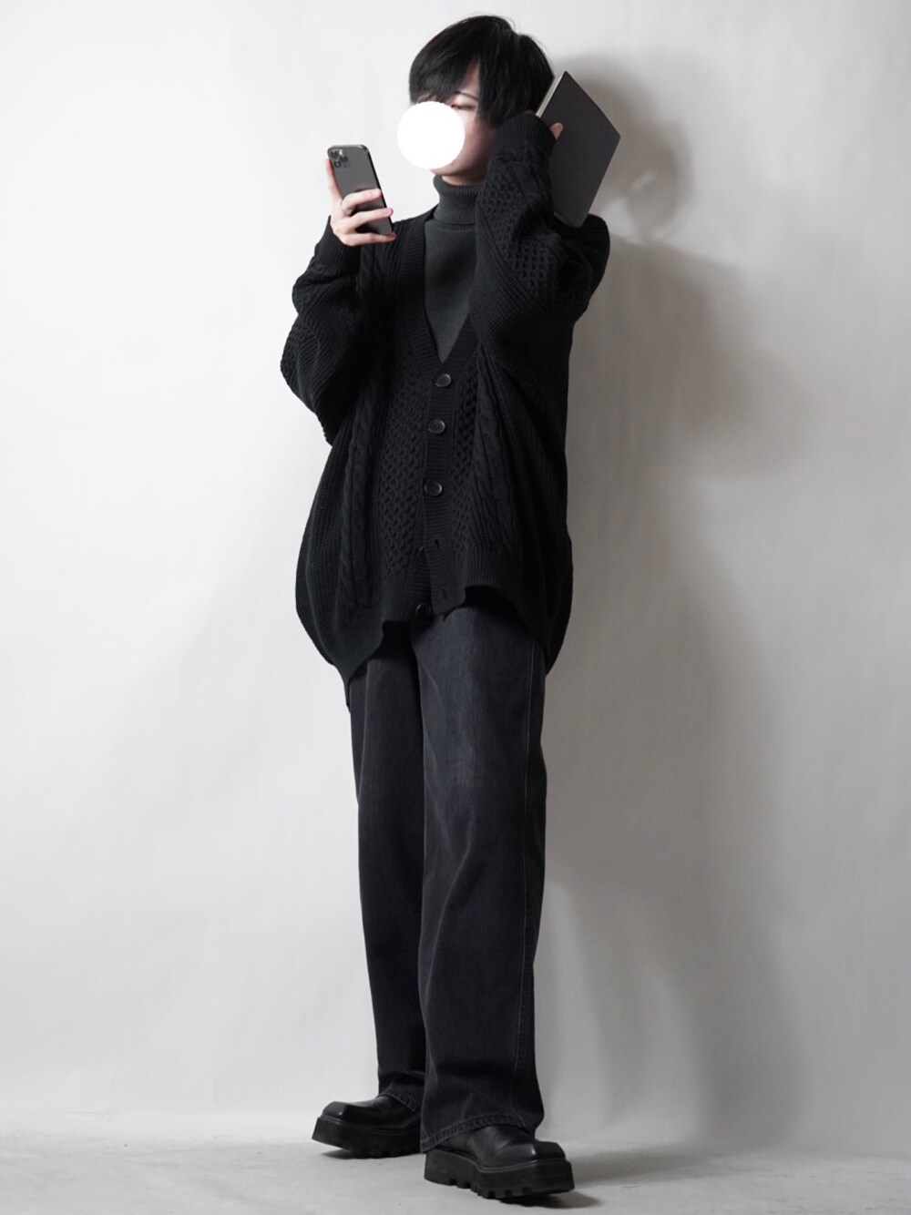 ブラック系のカーディガン/ボレロ、グレー系のニット/セーター、ブラック系のデニムパンツを着用したメンズの冬コーディネートの1枚目の写真