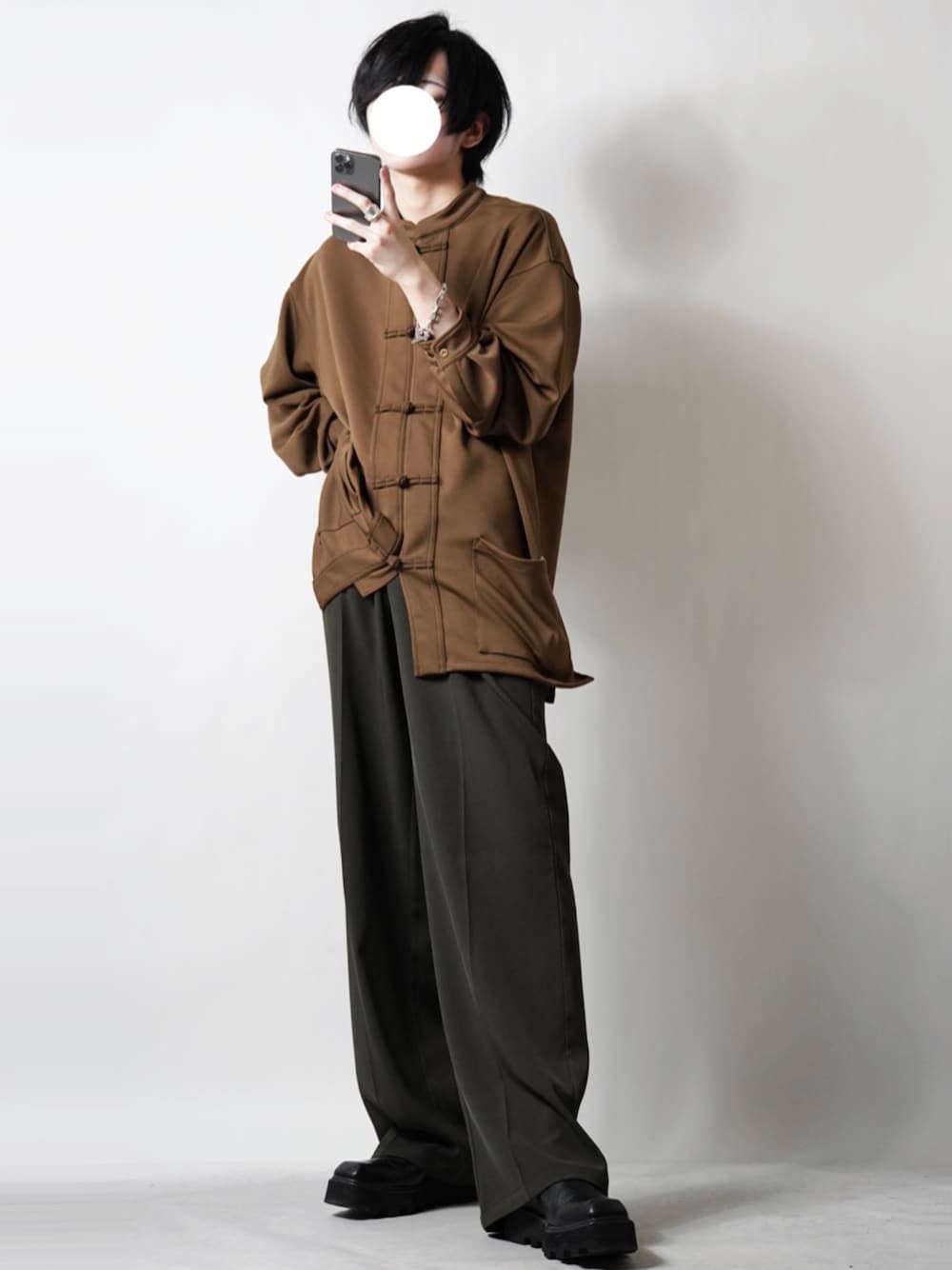 「大人コーデ、シャツスタイル、チャイナシャツ、プチプラ、低身長コーデ、春服みてみて、スラックス、ヒールブーツ、休日スタイル、春コーデ、シャツコーデ、ブラウン、春服、プチプラコーデ、キレイめコーデ」｜「soerteのColor wide slacks / カラーワイドスラックスパンツ（スラックス、ブラウン系）」を使った、らいさん（メンズ・170cm）の春コーディネートの1枚目の写真