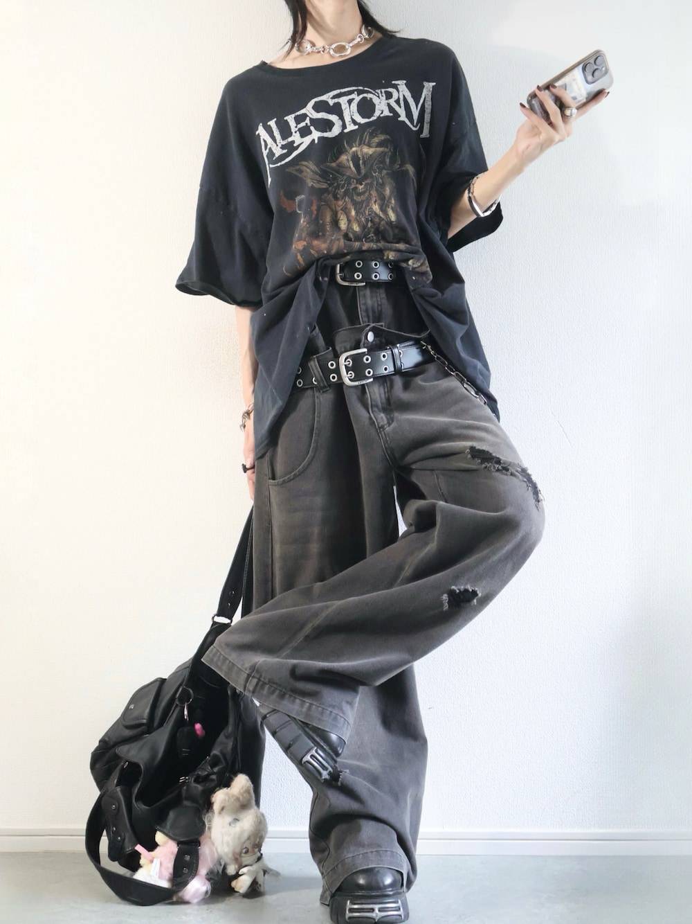 ブラック系のショルダーバッグ、ブラック系のデニムパンツ、ブラック系のTシャツ/カットソーを着用したメンズの夏コーディネートの1枚目の写真