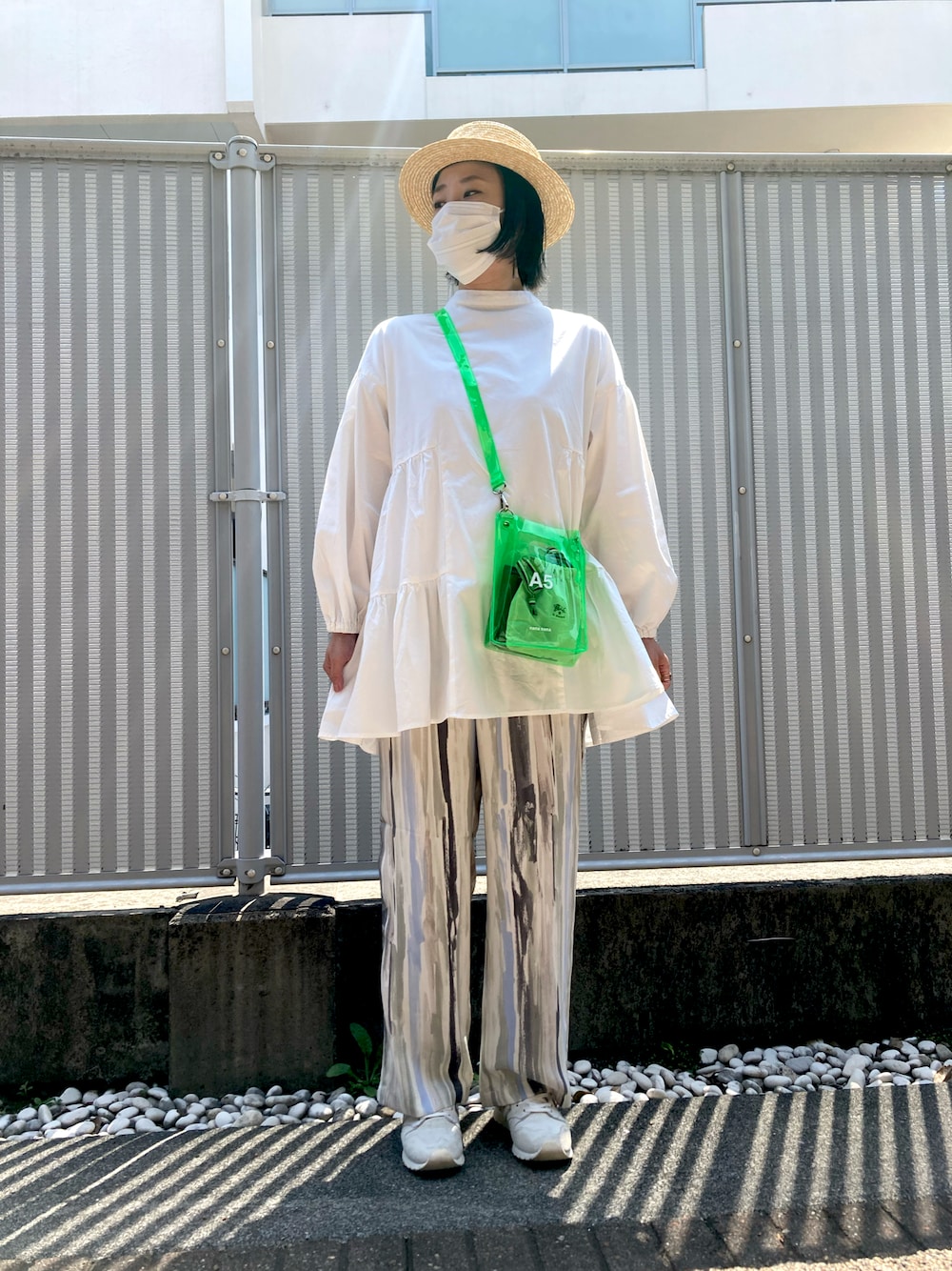 グリーン系のショルダーバッグ、その他のパンツ、ホワイト系のシャツ/ブラウスを着用したレディースの春コーディネートの1枚目の写真
