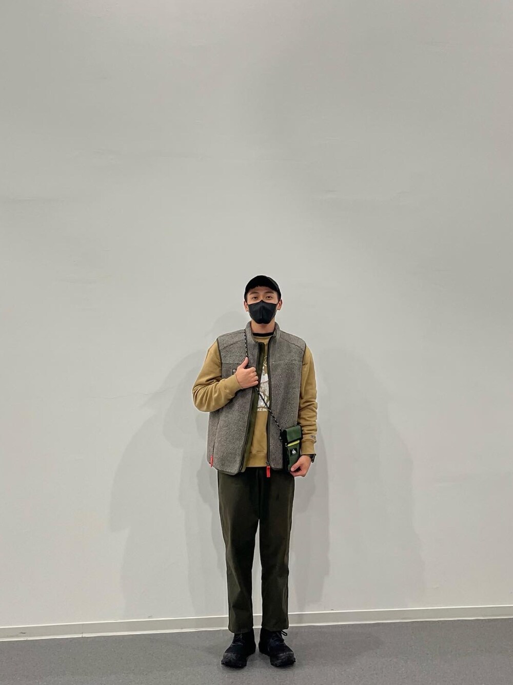 「outdoor、outfit」｜「ASICSのアイテム（スニーカー、ブラック系）」を使った、Dodsonさん（メンズ）の冬コーディネートの1枚目の写真