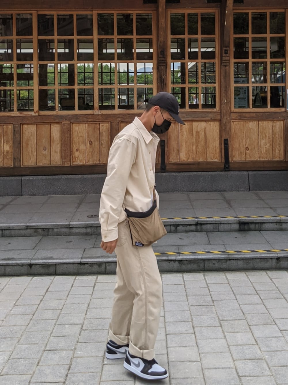 「ootd、街頭穿搭、秋のコーデ、秋コーデ、球鞋、休閒、基礎款、白T、男友風、鹽系風格」｜「AIR JORDANのアイテム（スニーカー、ブラック系）」を使った、Dodsonさん（メンズ・173cm）の秋コーディネートの1枚目の写真