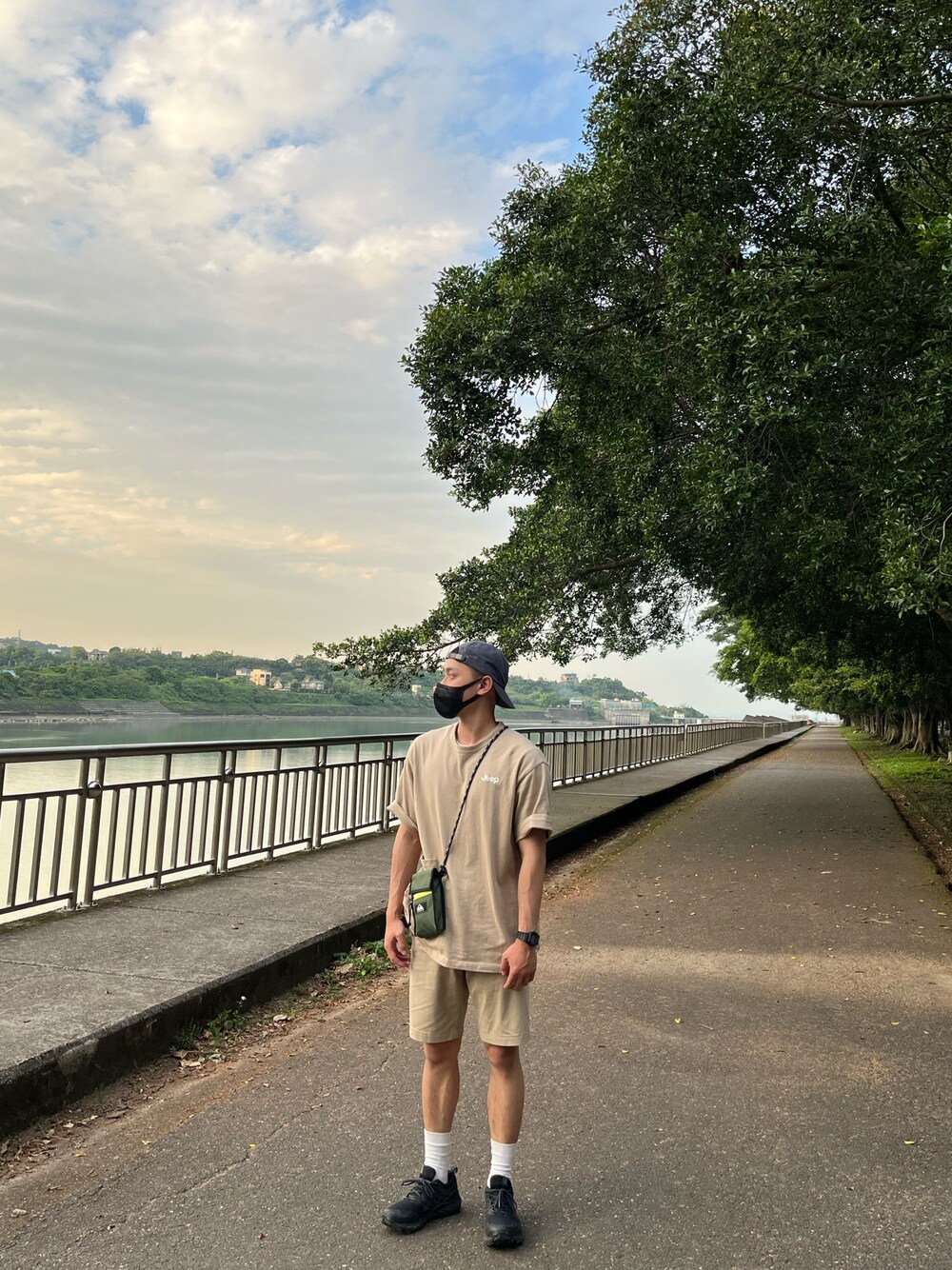 「summer、boy」｜「Levi'sのアイテム（パンツ、ベージュ系）」を使った、Dodsonさん（メンズ）の夏コーディネートの1枚目の写真