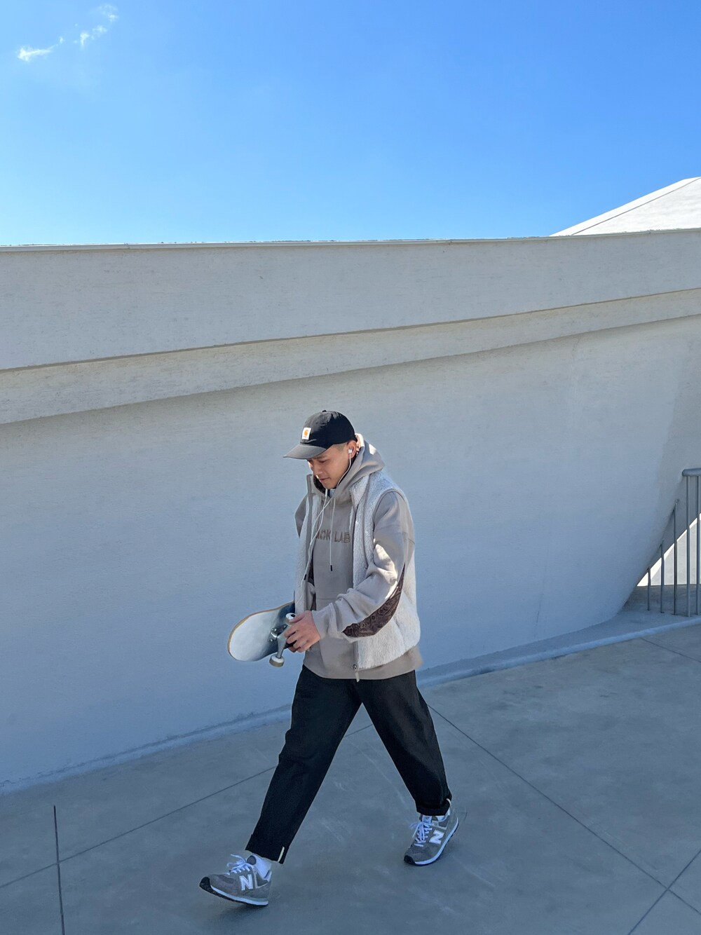 「sporty、boy、New Balance、fall」｜「NEW BALANCEのアイテム（スニーカー、グレー系）」を使った、Dodsonさん（メンズ）の冬コーディネートの1枚目の写真