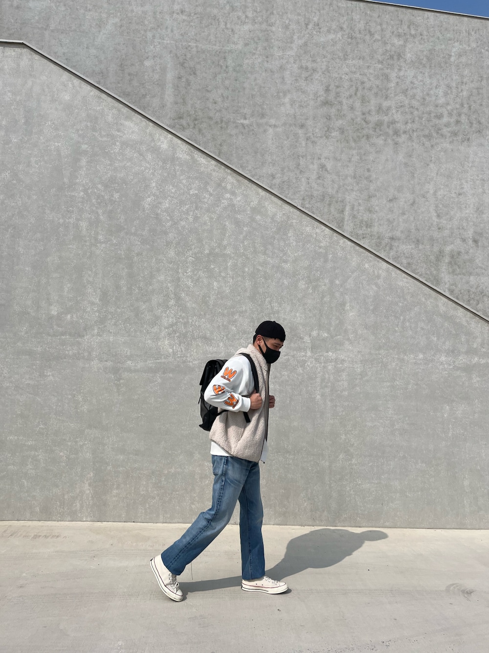 「Levis」｜「Levi'sのアイテム（パンツ、ブルー系）」を使った、Dodsonさん（メンズ）の夏コーディネートの1枚目の写真