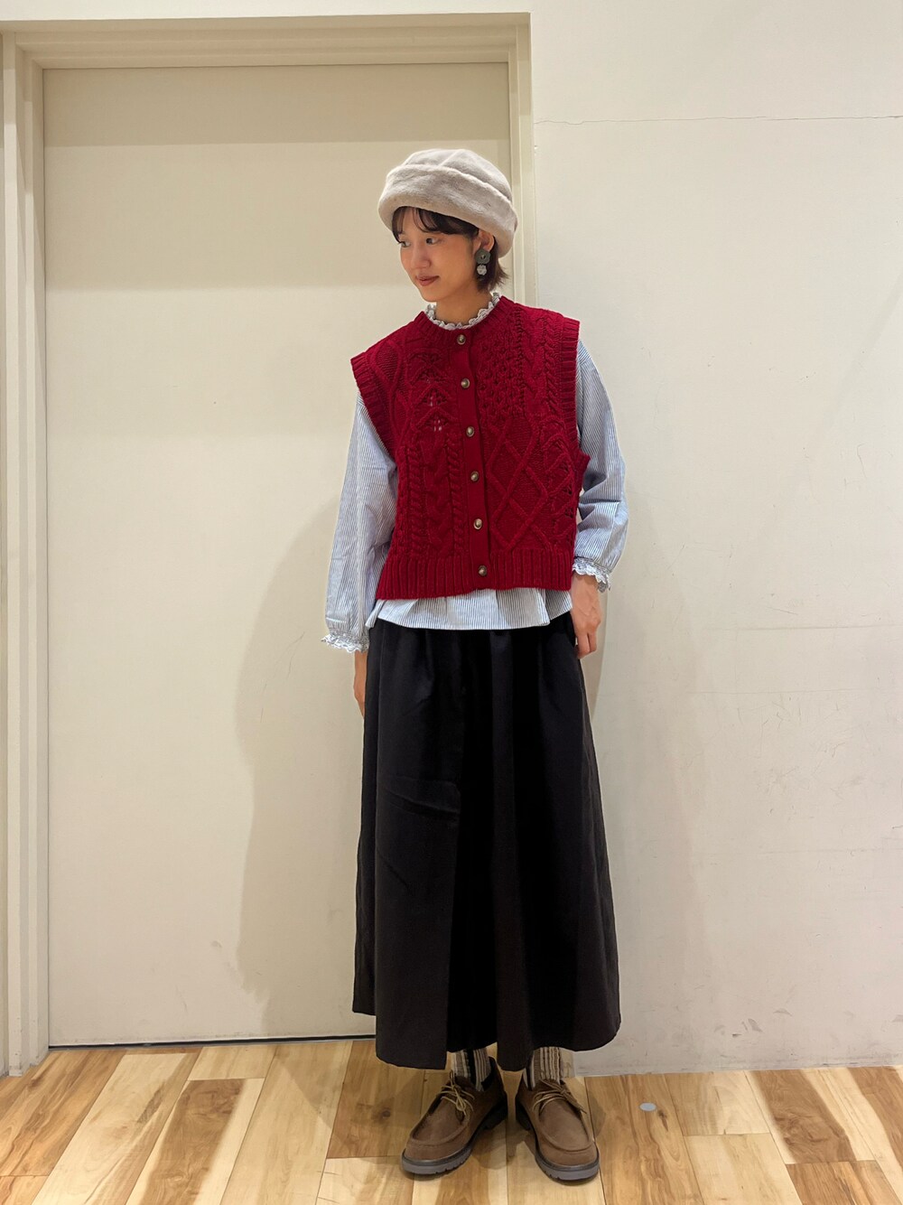 ブラック系のその他パンツ、ブルー系のシャツ/ブラウス、ベージュ系のドレスシューズを着用したレディースの秋コーディネートの1枚目の写真