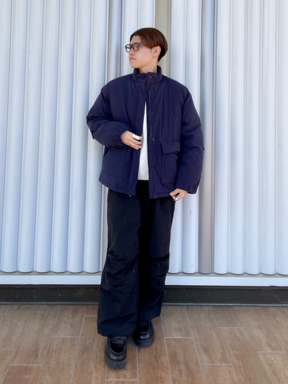 「SENSEOFPLACE、センスオブプレイス、冬コーデ、ダウンジャケット、バルーンシルエット、冬服、イージーパンツ、カジュアルコーデ、メガネ男子、おしゃれさんと繋がりたい」｜「SENSE OF PLACE by URBAN RESEARCHの『ユニセックス』バルーンパデッドブルゾン（ダウンジャケット/コート、ブルー系）」を使った、kengoさん（メンズ・169cm）の冬コーディネートの1枚目の写真