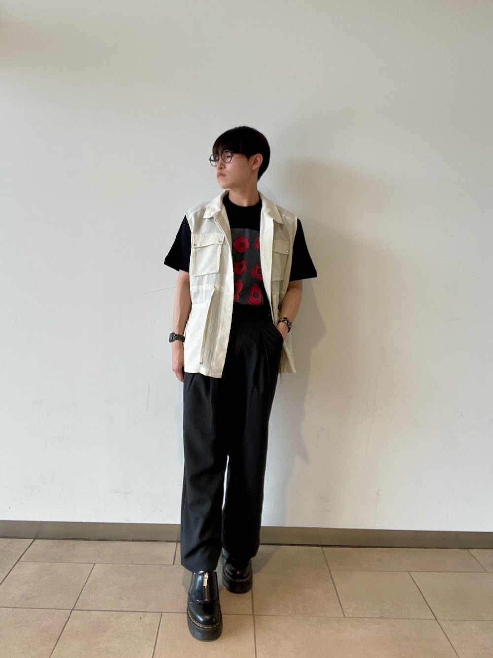 「SENSEOFPLACE、センスオブプレイス、ジレ、低身長コーデ、グラフィックＴ、お花、夏ファッション、メンズファッション、メガネ男子、キレイめ」｜「SENSE OF PLACE by URBAN RESEARCHの『ユニセックス』ポップアートフラワーグラフィックTシャツ C（Tシャツ/カットソー、ブラック系）」を使った、kengoさん（メンズ・169cm）の夏コーディネートの1枚目の写真