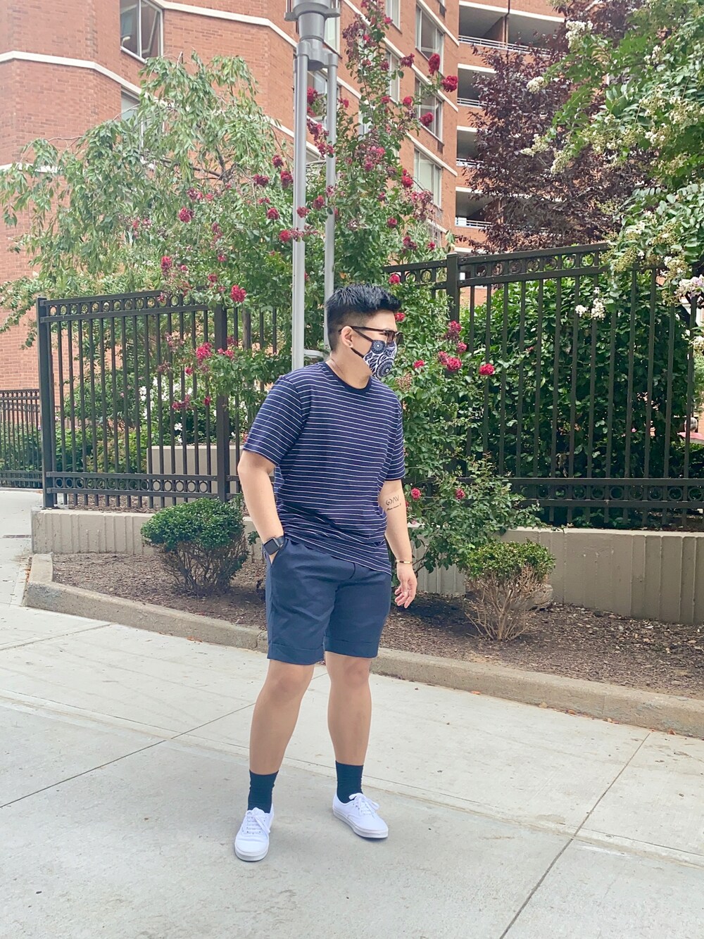 「summer、streetstyle、navy blue、shorts、BANANA REPUBLIC、theory、VANS、boyish」｜「Banana Republicのアイテム（Tシャツ/カットソー、ブルー系）」を使った、snappykenzoさん（メンズ・160cm）の夏コーディネートの1枚目の写真