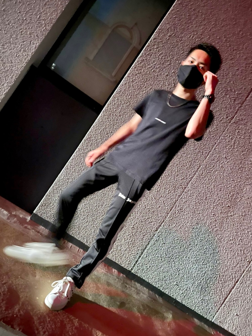 「お洒落さんとつながりたい、シンプル、休日スタイル、黒、低身長コーデ、PALM ANGELS、Saint Laurent、Chrome Hearts」｜「SAINT LAURENT PARISのSAINT LAURENT PARISのTシャツ（Tシャツ/カットソー、ブラック系）」を使った、卍さん（メンズ・163cm）の秋コーディネートの1枚目の写真