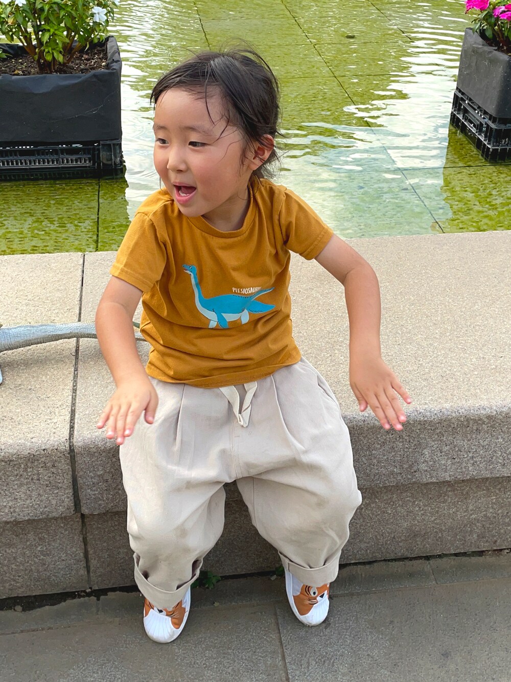 「恐竜コーデ、パンツスタイル、4歳、カジュアルコーデ」｜「Samansa Mos2のアイテム（Tシャツ/カットソー、イエロー系）」を使った、Kadoakiさん（キッズ・100cm）の秋コーディネートの1枚目の写真