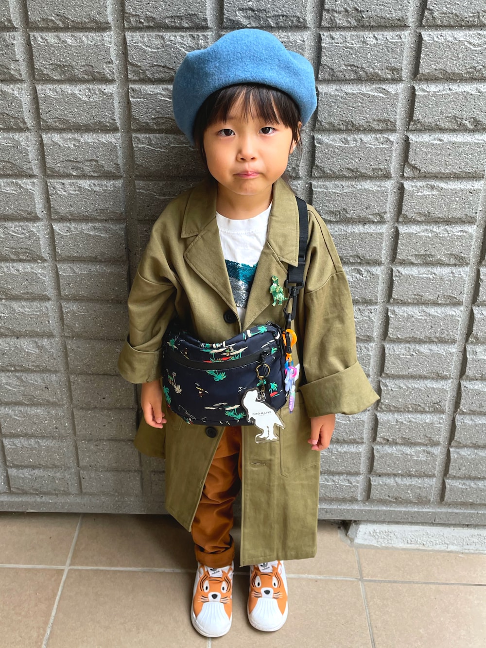「秋ルック紹介するよ、秋服コーデ、4歳、パンツスタイル、ベレー帽、デビロック、アディダス、アディダス(adidas)、虎、恐竜コーデ、恐竜」｜「ORIENTのアイテム（ハンチング/ベレー帽、ブルー系）」を使った、Kadoakiさん（キッズ・100cm）の秋コーディネートの1枚目の写真