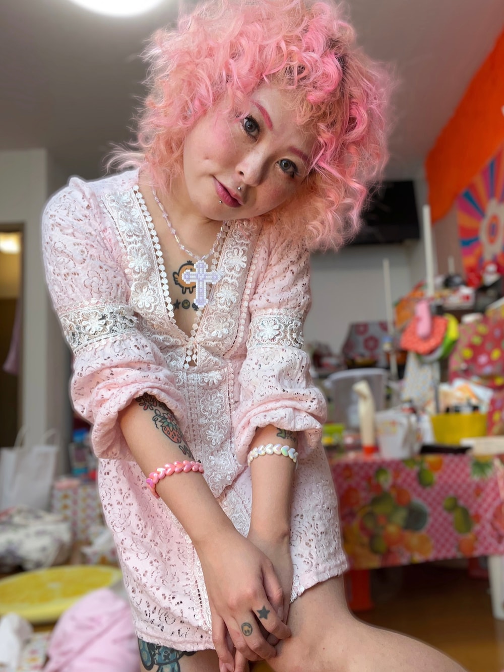 「花見コーデ、お花見コーデ、ピンク、ピンクコーデ、くるくる、クルクルヘアー、リズリサ、ハンドメイド、あわいろコーデ、淡色コーデ、桜、桜色、薄ピンク、pink、タトゥー」｜「ヨシダチャンネルのアイテム（ネックレス、ホワイト系）」を使った、しおちゃんさん（レディース・155cm）の春コーディネートの1枚目の写真