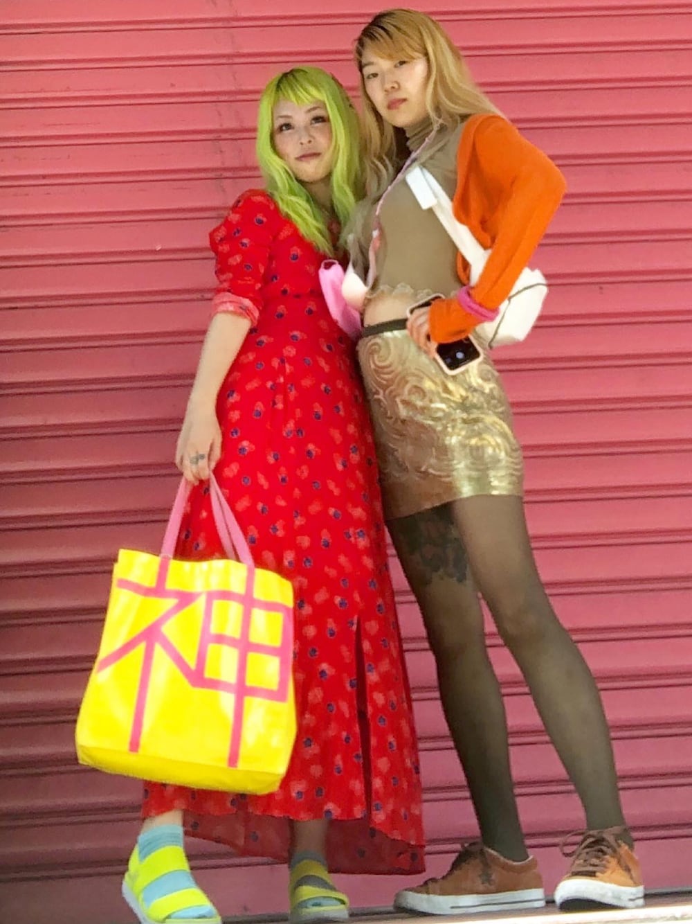「古着、ワンピース、赤、花柄、花柄ワンピース、エスニック、友達、girl、派手、派手髪」｜「古着のアイテム（ワンピース、レッド系）」を使った、しおちゃんさん（レディース・155cm）の秋コーディネートの1枚目の写真