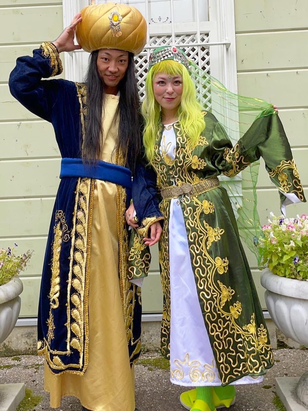 「リトルワールド、仮装、民族衣装、コスプレ、ハロウィン、テーマパーク、デート、カップルコーデ、リンクコーデ、おそろいコーデ」｜「リトルワールドのアイテム（帽子、ゴールド系）」を使った、しおちゃんさん（レディース・155cm）の秋コーディネートの1枚目の写真