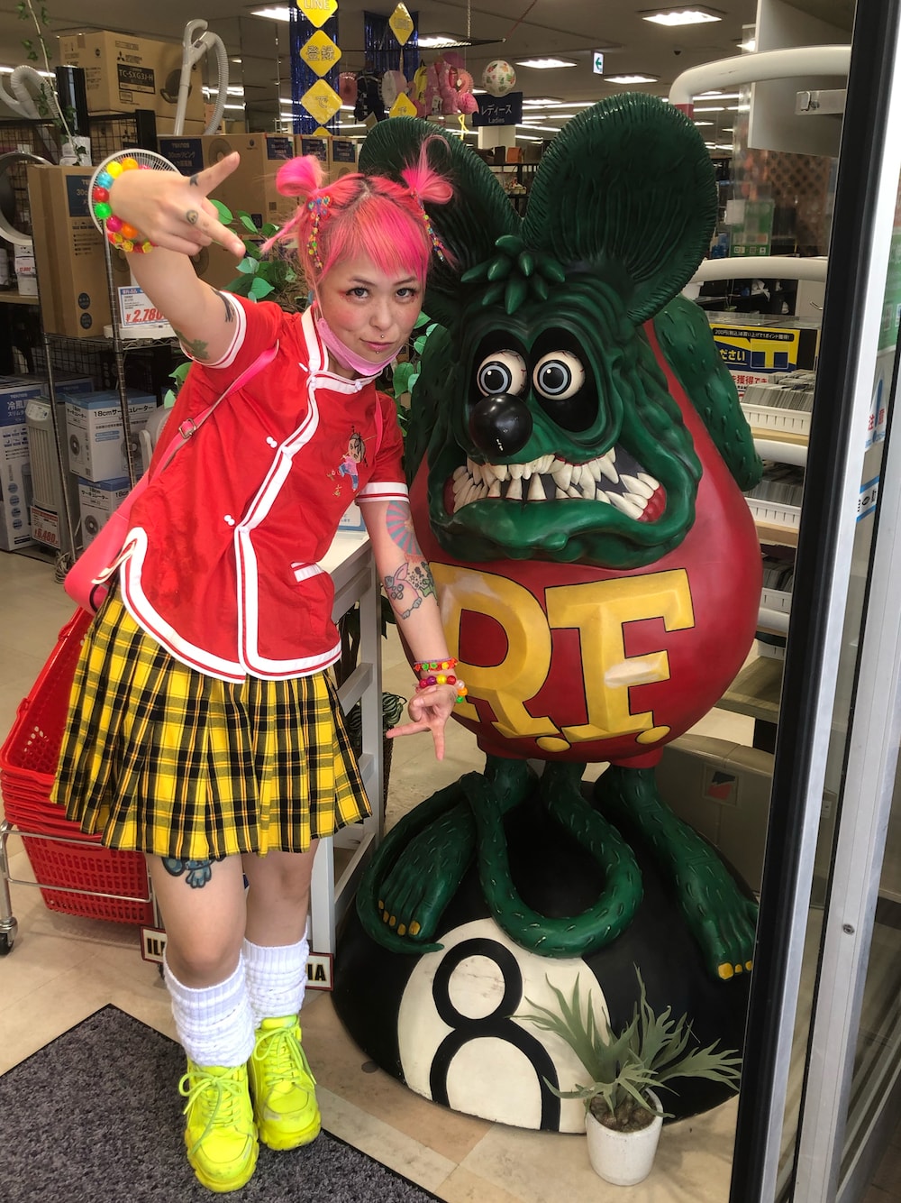 レッド系のヘアピンを着用したレディースの夏コーディネートの1枚目の写真