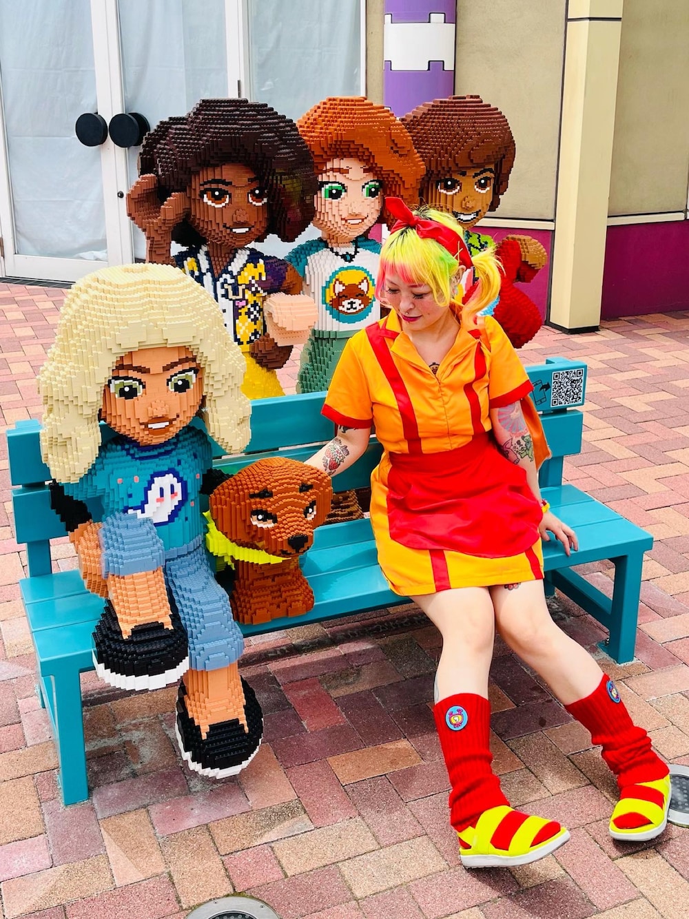 レッド系のレッグウォーマーを着用したレディースの夏コーディネートの1枚目の写真