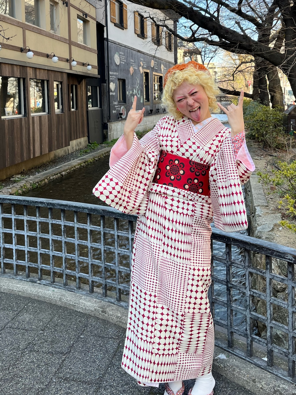 「京都、レンタル着物、着物、レトロ、レトロガール、レトロポップ、カラフル、モダン、京都旅行」｜「レンタル着物のアイテム（その他、レッド系）」を使った、しおちゃんさん（レディース・155cm）の春コーディネートの1枚目の写真