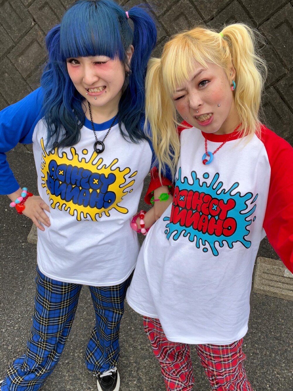 「00s、00年代、ラットフィンク、マモミ、懐かしい、ロック、ストリート、双子コーデ、おそろいコーデ、ペアルック、派手、派手髪、ヨシダチャンネル、ツインテール、ボディピアス」｜「ヨシダチャンネルのアイテム（Tシャツ/カットソー、レッド系）」を使った、しおちゃんさん（レディース・155cm）の春コーディネートの1枚目の写真