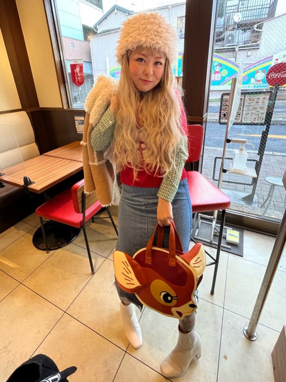 「むちゃちゃあちゃちゅむ、Muchacha、あちゃちゅむ、ギャル、レトロ、レトロガール、ウィッグ、デニム、デニムスカート、バンビ柄、バンビ、白ブーツ、ヴィンテージ、古着MIX」｜「AHCAHCUM.muchachaのアイテム（トートバッグ、ブラウン系）」を使った、しおちゃんさん（レディース・155cm）の春コーディネートの1枚目の写真