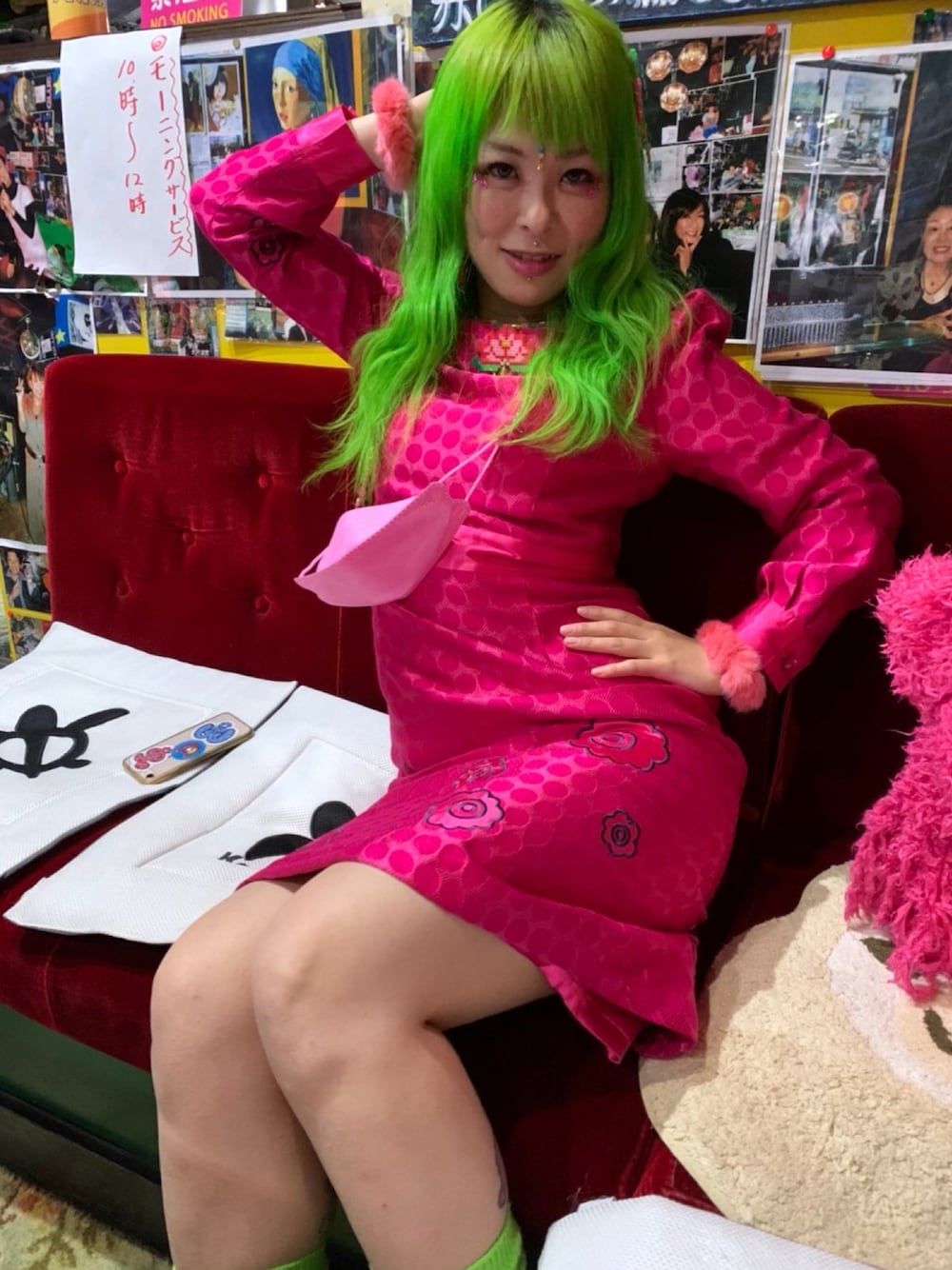 「パブレスト百万ドル、ワンピース、レトロ、昭和レトロ、レトロポップ、ショッキングピンク、ピンク、ホステス、派手、カラフル、派手髪、ヨシダチャンネル」｜「ヨシダチャンネルのアイテム（ネックレス、ピンク系）」を使った、しおちゃんさん（レディース・155cm）の秋コーディネートの1枚目の写真
