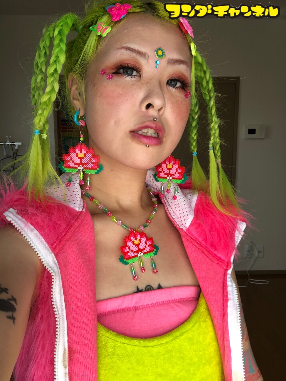 「ヨシダチャンネル、カラフル、派手、サイバー、蓮の花、おしゃれさんと繋がりたい、中国、チャイナ、古着、個性派、ビーズアクセサリー」｜「ヨシダチャンネルのアイテム（ピアス（片耳用）、ピンク系）」を使った、しおちゃんさん（レディース・155cm）の秋コーディネートの1枚目の写真