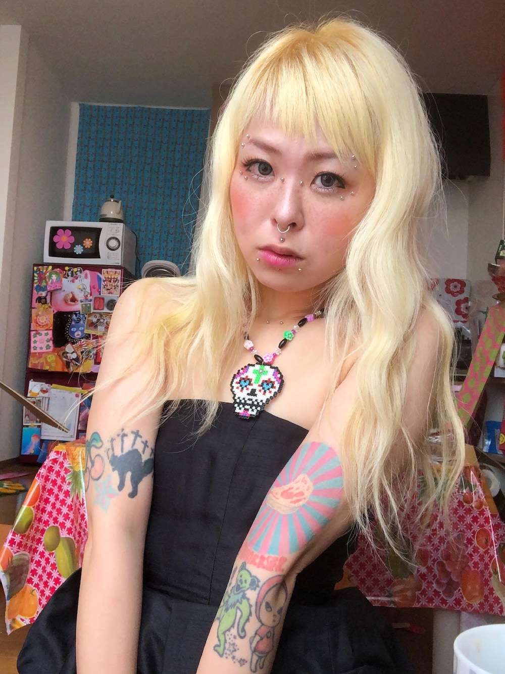 「タトゥー、黒、黒ワンピ、スカル、金髪、個性派、派手髪、サブカル、ボディピアス、tiktok、ヨシダチャンネル、メキシカン、メキシカンスカル、シュガースカル」｜「ヨシダチャンネルのアイテム（ネックレス、ホワイト系）」を使った、しおちゃんさん（レディース・155cm）の春コーディネートの1枚目の写真