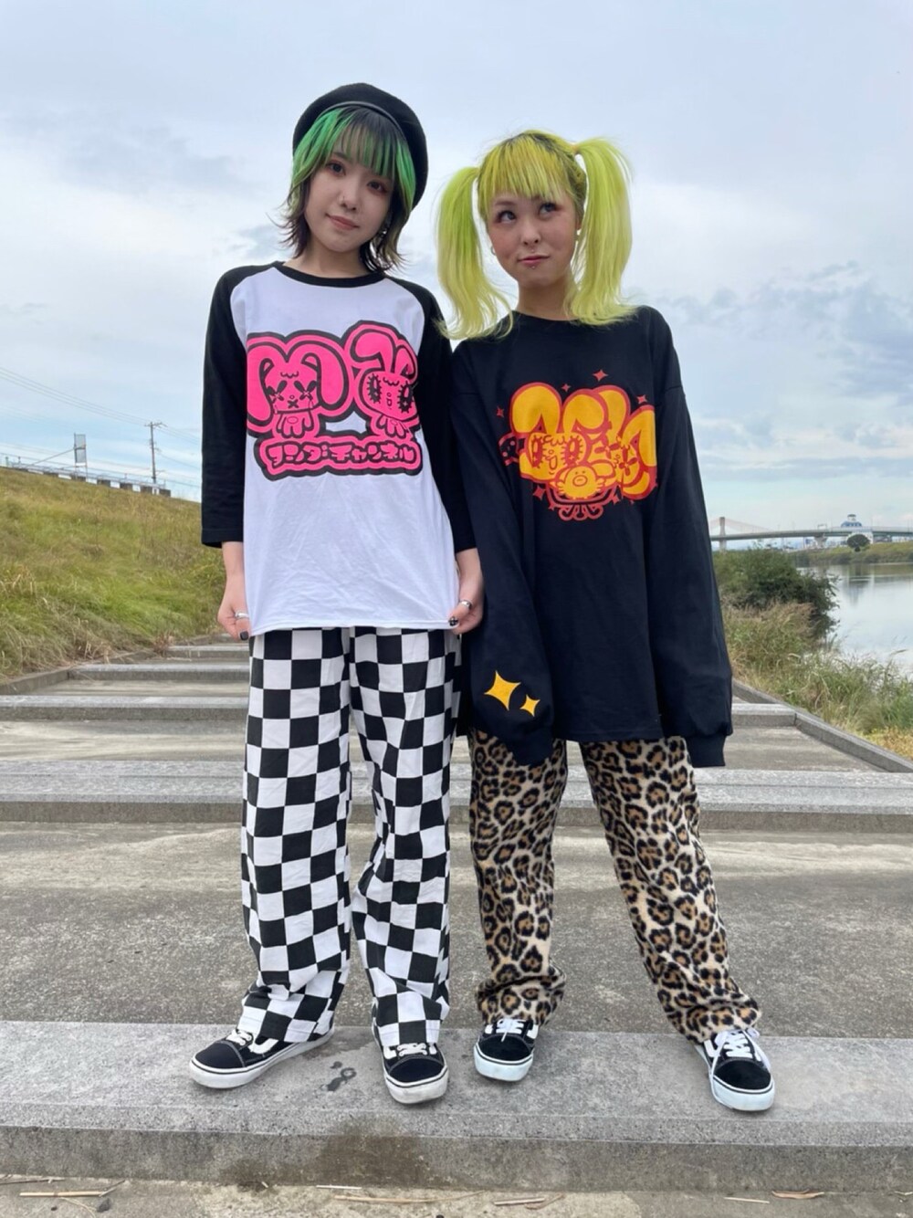 「ヨシダチャンネル、90'sスタイル、90年代、カラフル、黒、ロンT、ラグランTシャツ、リンクコーデ、おそろいコーデ、友達、古着、派手髪、古着MIX、VANS、オールドスクール」｜「ヨシダチャンネルのアイテム（Tシャツ/カットソー、ブラック系）」を使った、しおちゃんさん（レディース・155cm）の秋コーディネートの1枚目の写真