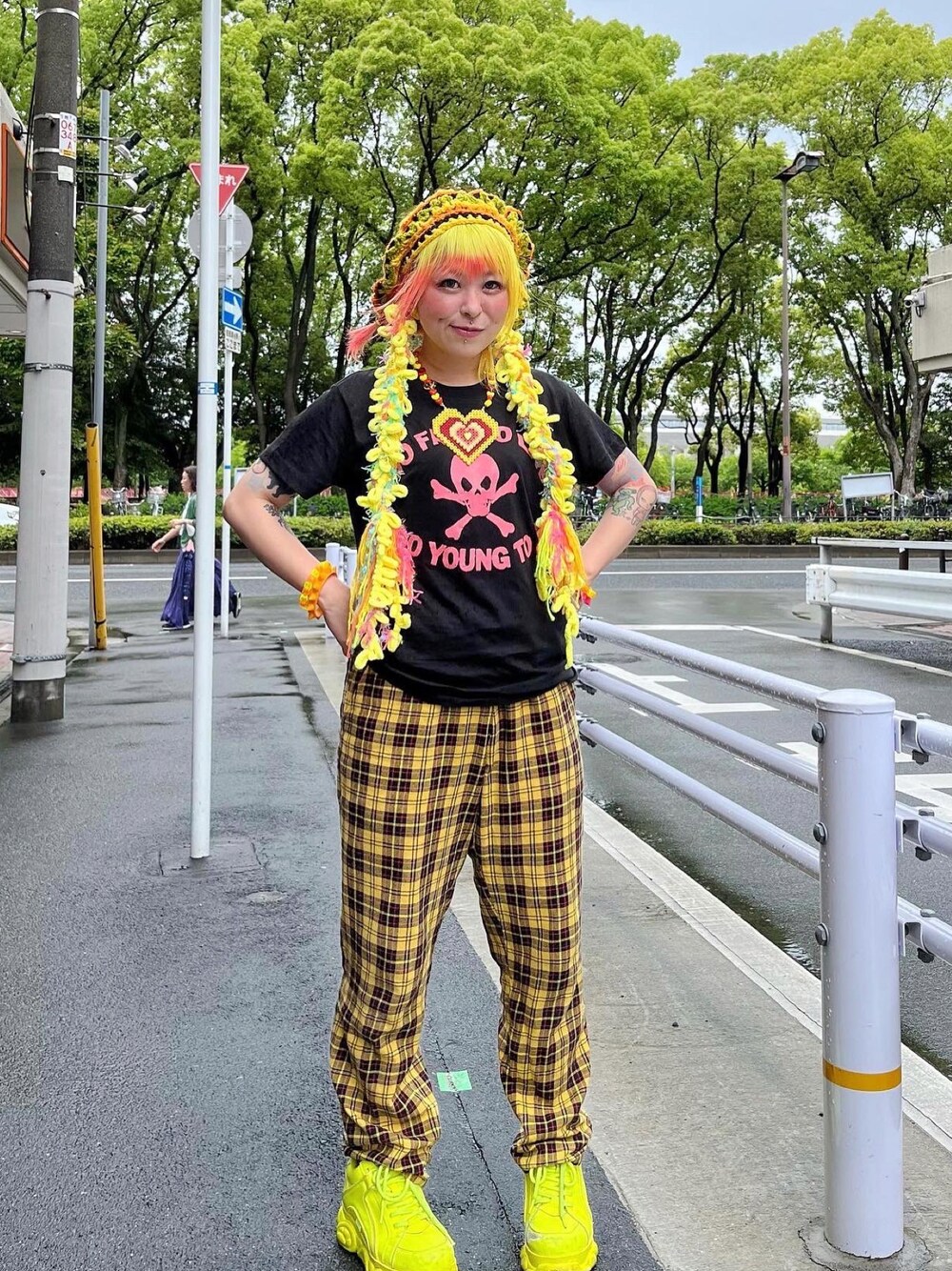「お出かけコーデ日記、チェック、チェックパンツ、パンク、パンクコーデ、ヘアピース、黄色、ドクロ、派手、派手髪、個性派、カラフル、90年代、90s、ヨシダチャンネル」｜「ヨシダチャンネルのアイテム（その他ヘアアクセサリー、イエロー系）」を使った、しおちゃんさん（レディース・155cm）の春コーディネートの1枚目の写真