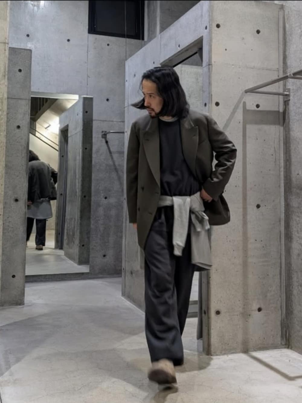 「neat、セットアップ、スウェット、スウェットパンツ、ジャケット、ロングヘア、大人カジュアル、URBAN RESEARCH、urbanresearchkyoto、オーバーサイズ、きれいめカジュアル、グレー、カーキ」｜「URBAN RESEARCHのアイテム（スウェット、グレー系）」を使った、I.Tさん（骨格ナチュラル・メンズ・178cm）の冬コーディネートの1枚目の写真