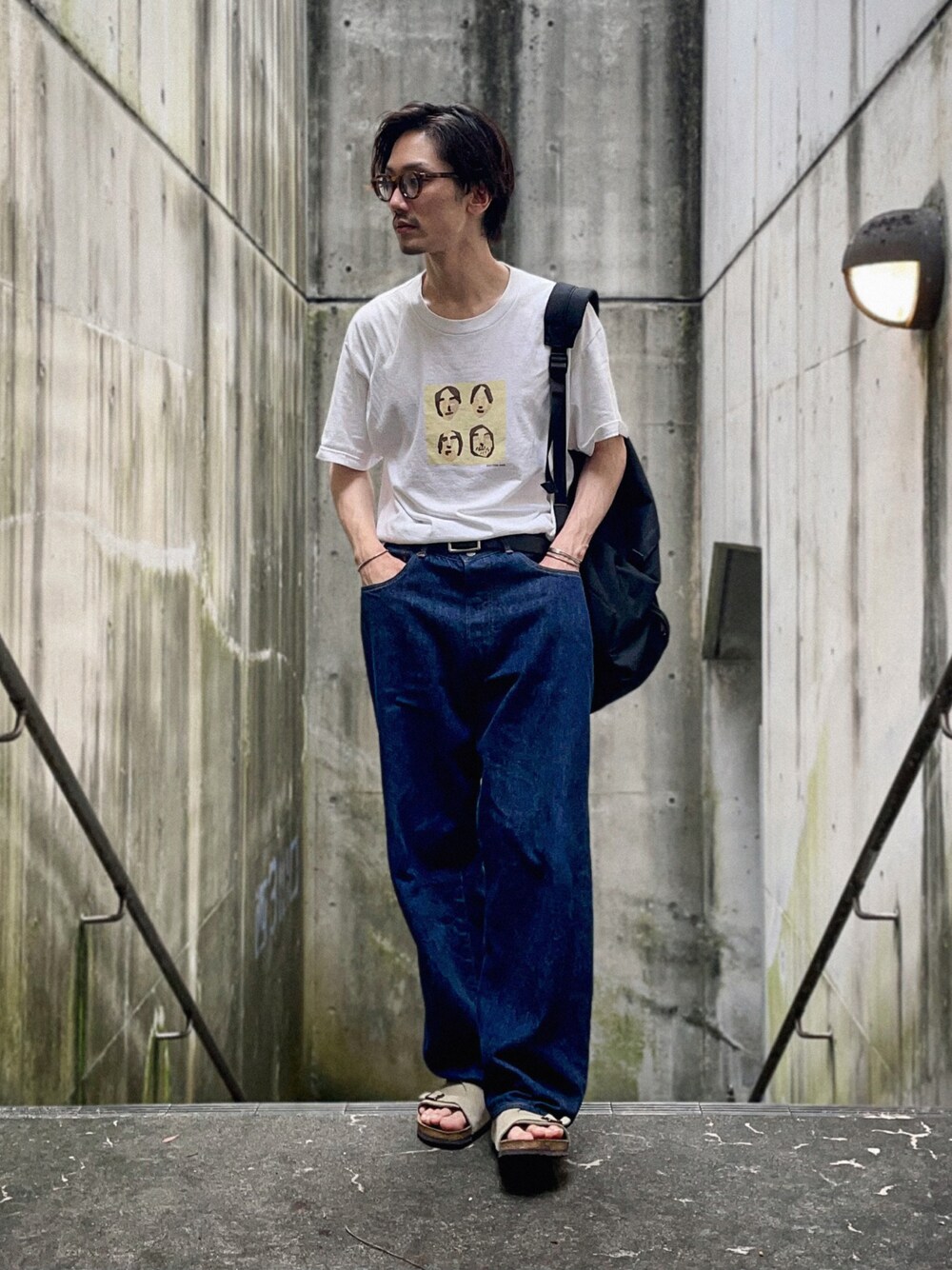 「みんなの白Tフェス、メガネ男子、タックイン、白Tシャツ、バンドT、プリントT、デニム、サンダル、シルバーアクセサリー、リュック、cotton pan、guepard、ERA.」｜「COTTON PANのgourmet Jeans × COTTON PAN（Tシャツ/カットソー、ホワイト系）」を使った、Kottamさん（メンズ・170cm）の夏コーディネートの1枚目の写真