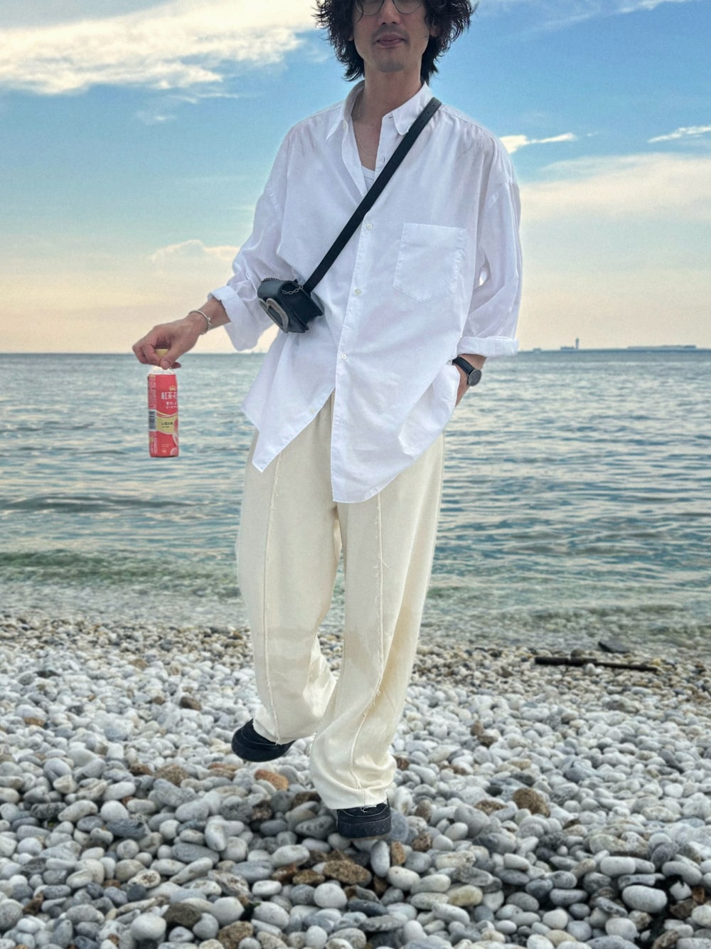 「アツいコーデ全部見せ、メガネ男子、オーバーサイズ、ワントーンコーデ、シンプル、白シャツ、スウェットパンツ、スニーカー、ショルダーバッグ、シルバーアクセサリー」｜「GraphpaperのBroad L/S Oversized Regular Collar Shirt（シャツ/ブラウス、ホワイト系）」を使った、Kottamさん（メンズ・170cm）の夏コーディネートの1枚目の写真