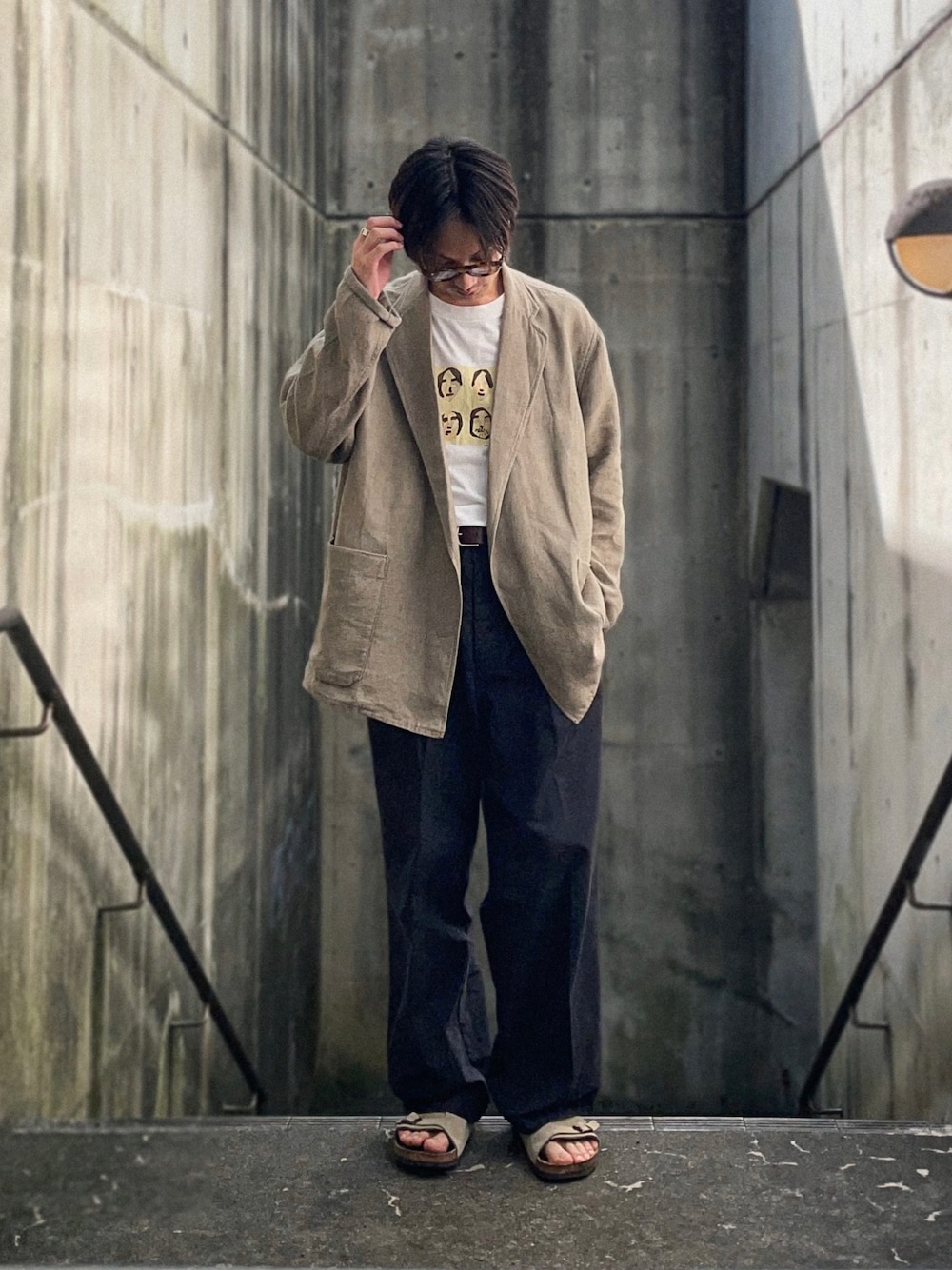 「オトナカジュアル、オーバーサイズ、タックイン、メガネ男子、リネン、テーラードジャケット、プリントT、バンドT、ワークパンツ、サンダル、guepard、cotton pan」｜「blurhmsのWash Linen Cardigan Jacket（テーラードジャケット、グレー系）」を使った、Kottamさん（メンズ・170cm）の秋コーディネートの1枚目の写真