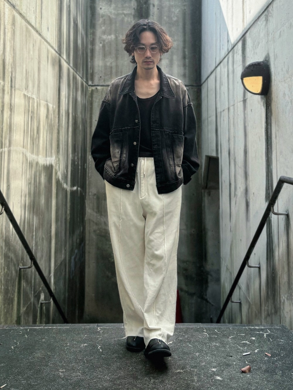 「秋っぽコーデ更新中、モノトーン、メガネ男子、オーバーサイズ、デニムジャケット、タンクトップ、スウェットパンツ、革靴」｜「GLAMOURのDECKI POINT COLOR JEAN JACKET（デニムジャケット、ブラック系）」を使った、Kottamさん（メンズ・170cm）の秋コーディネートの1枚目の写真
